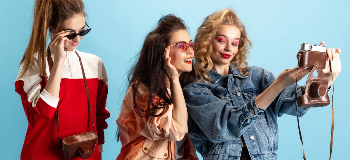 dievčatá oblečené v štýle 90. rokov