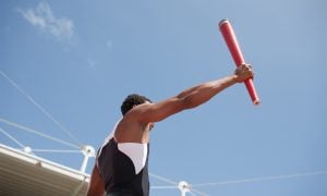 atlét s olympijskou pochodňou