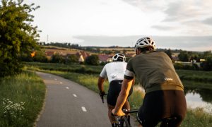 Dvaja cyklisti na ceste