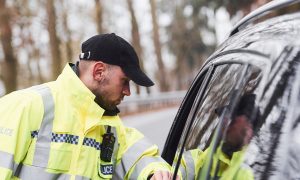 policajt kontroluje auto