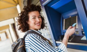 žena turistka pri bankomate