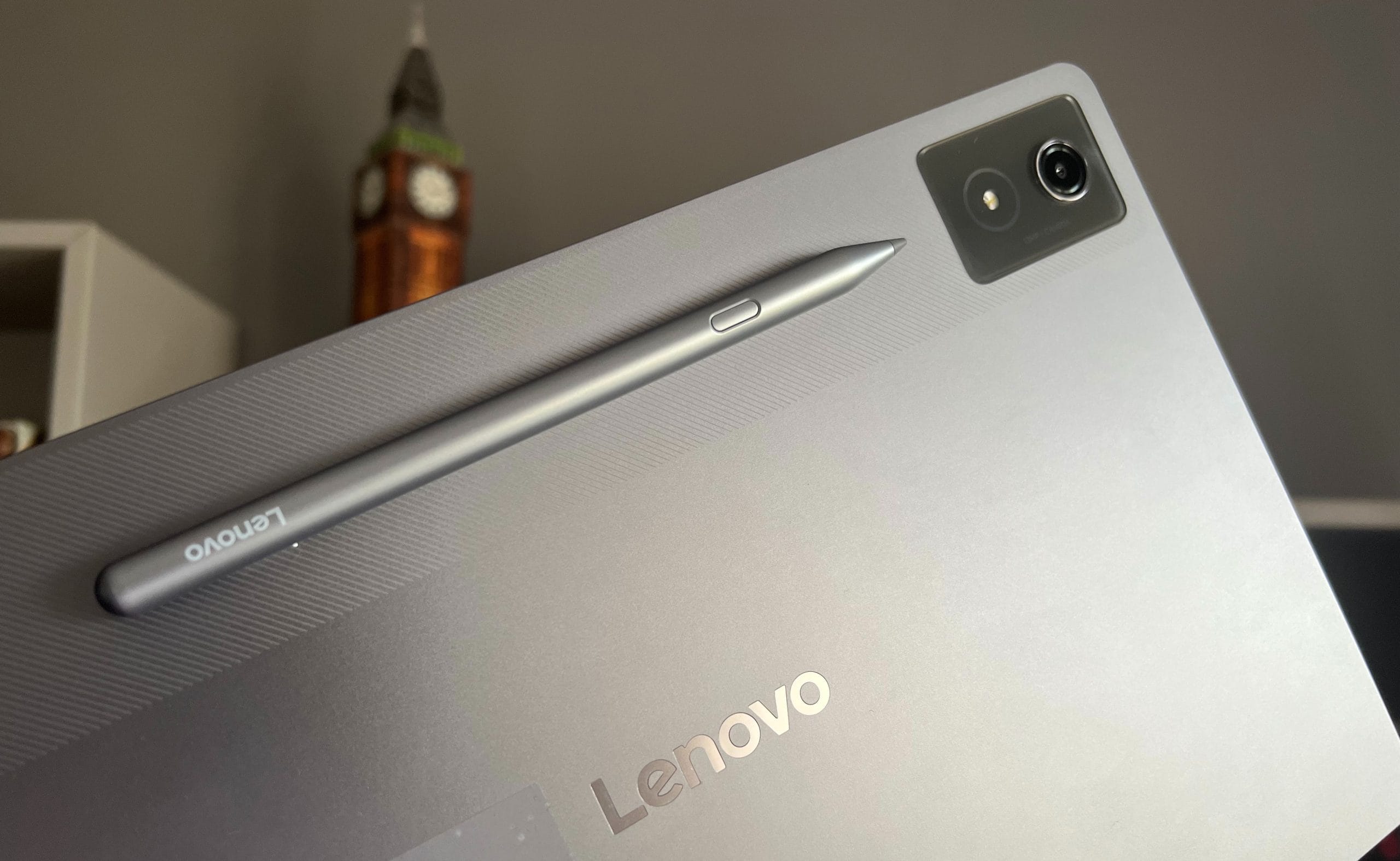 Tablet má kvalitné hliníkové spracovanie