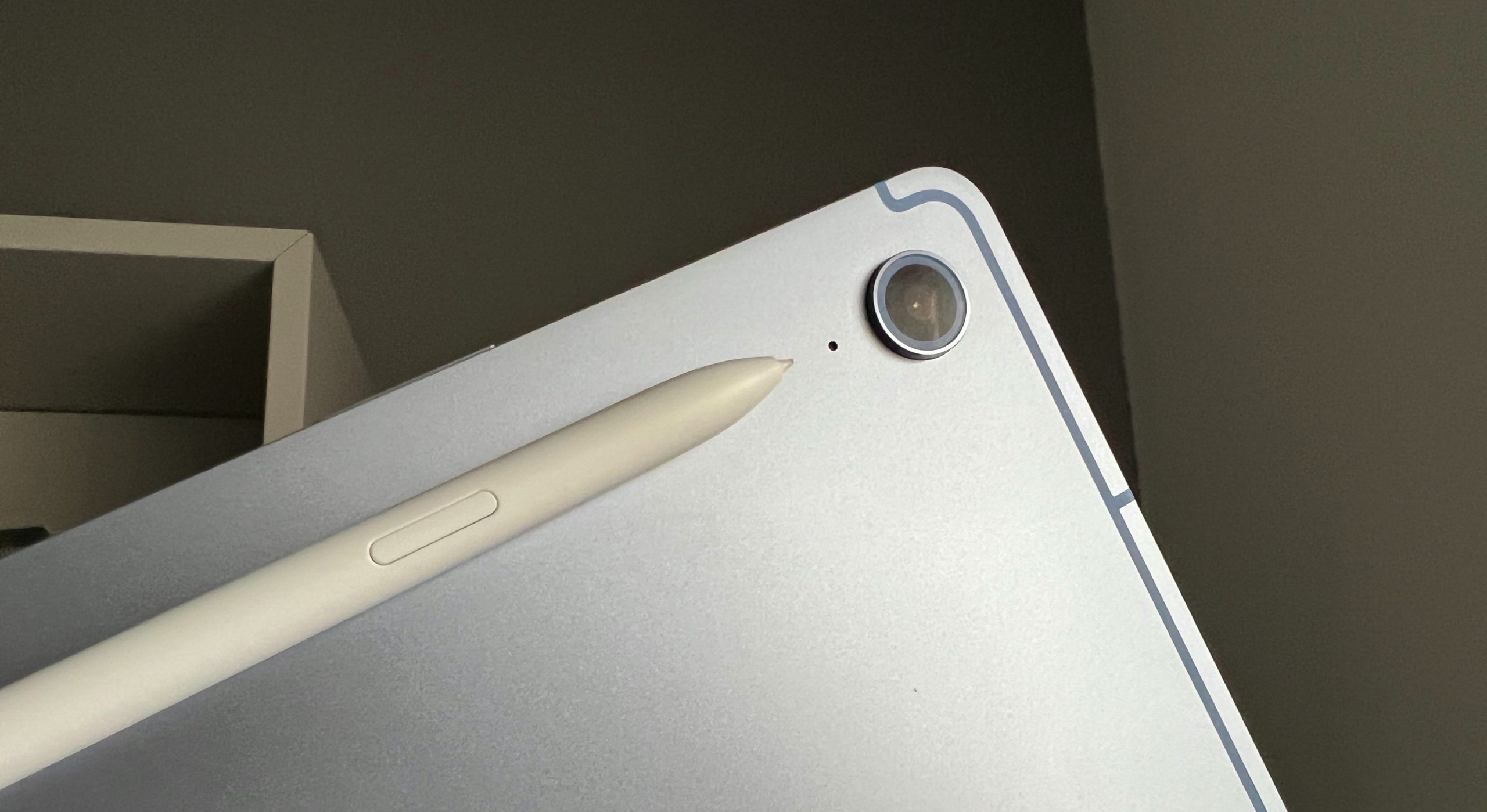 Praktický stylus s nepraktickým umiestnením