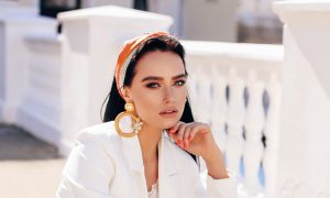 žena v luxusnom outfite