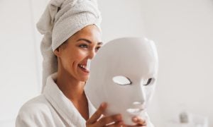 žena s LED maskou