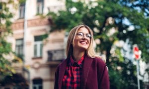 žena v burgundy