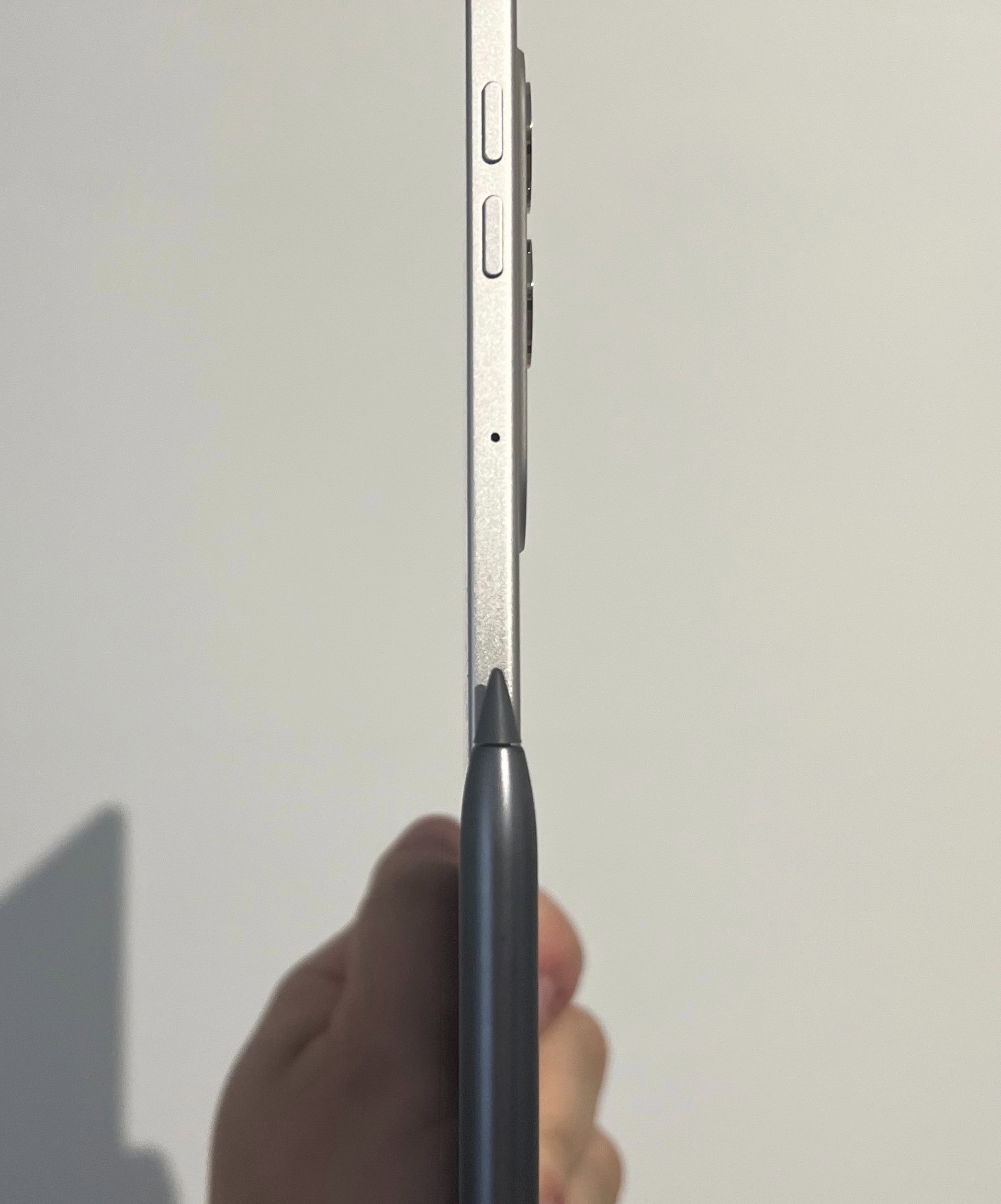 Stylus sa magneticky pripojí na jeho hranu