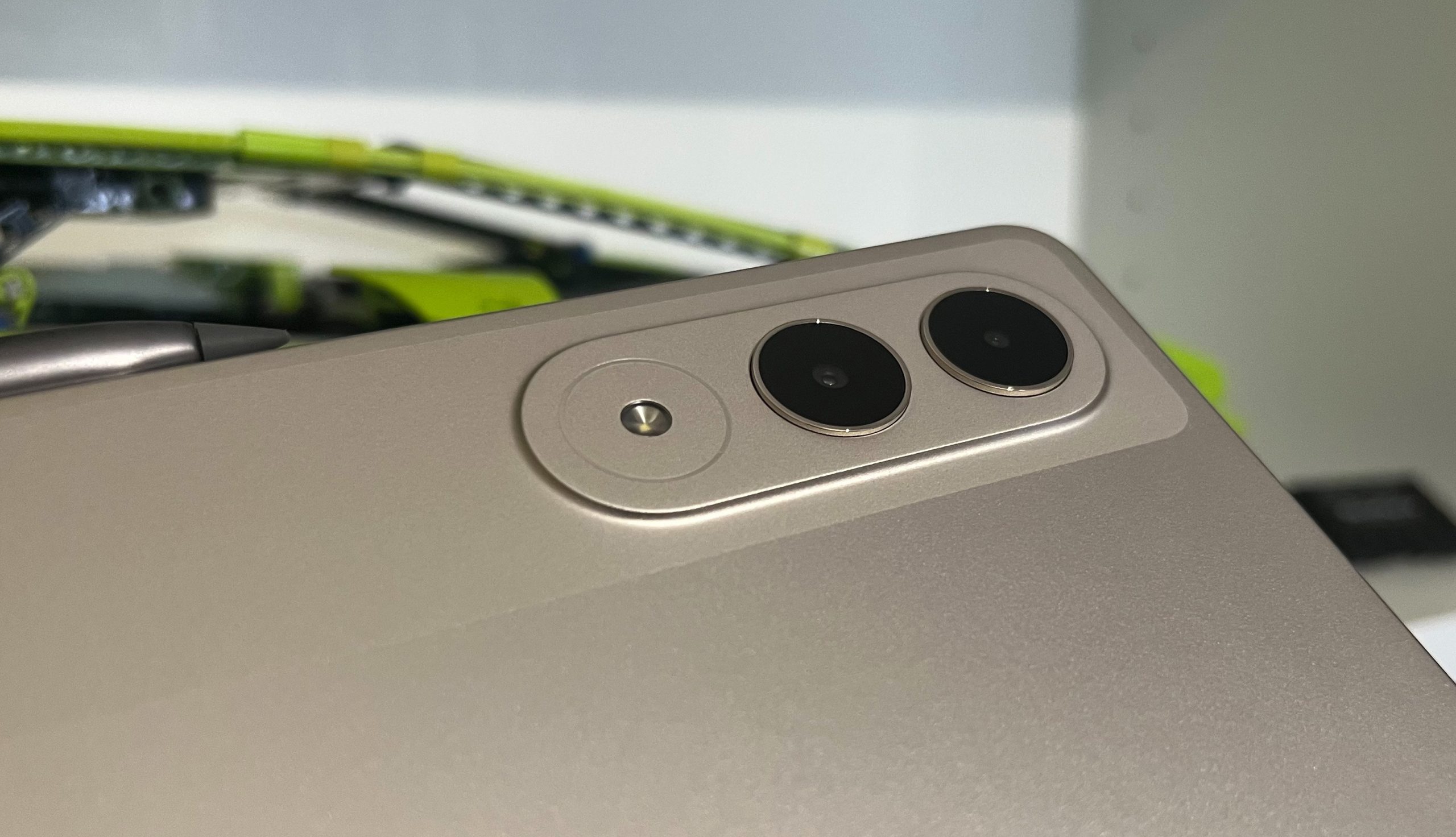 Tablet spoznáš dvojicou objektívov