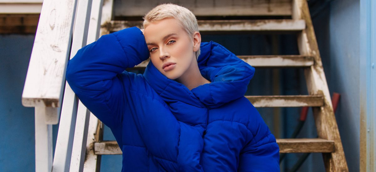modelka v modrej bunde