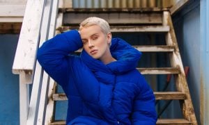 modelka v modrej bunde