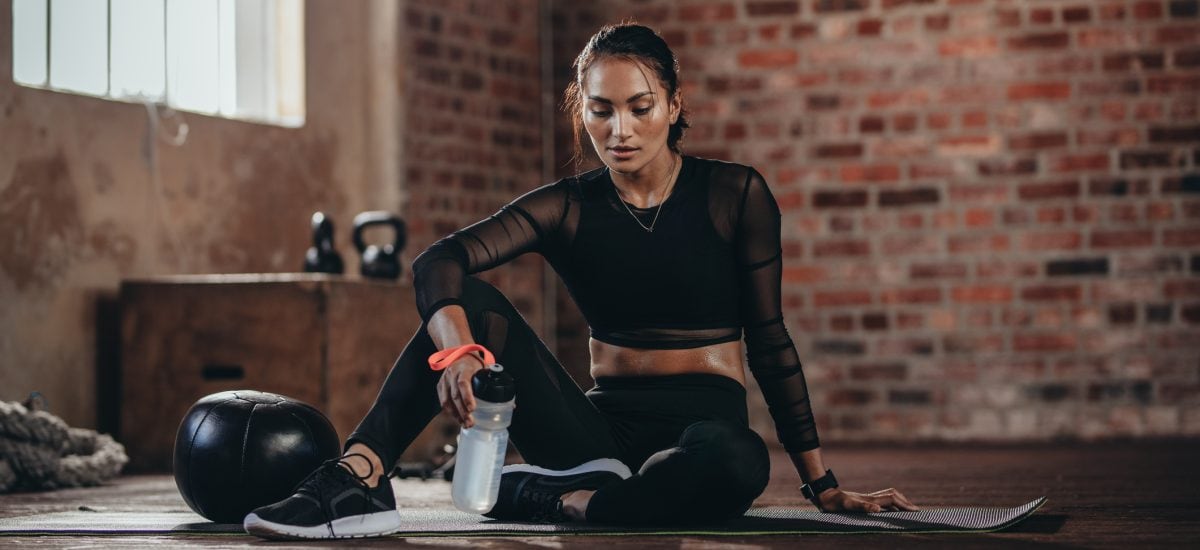 žena vo fitness oddychujúca