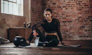 žena vo fitness oddychujúca