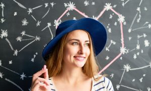 žena pred hviezdnou mapou
