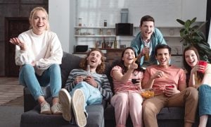 mladí ľudia televízia zábava