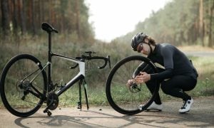 Chlap opravujúci bicykel
