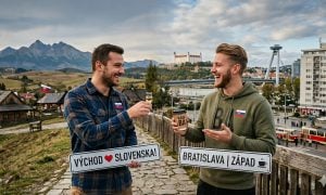 Východniar a Západniar si štrngajú poháre s pivom
