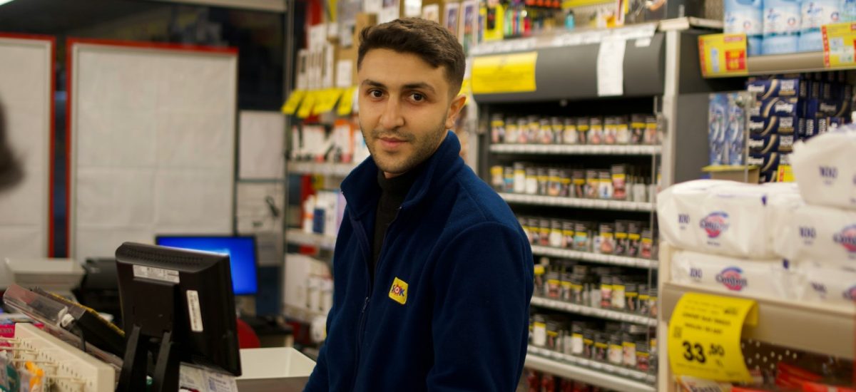 Študent za pokladňou