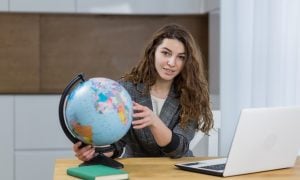 študentka geografia s glóbusom