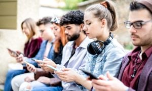 mladí ľudia internet v mobile