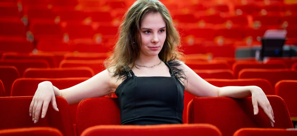žena v divadle