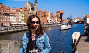 turistka v poľskom meste Gdansk