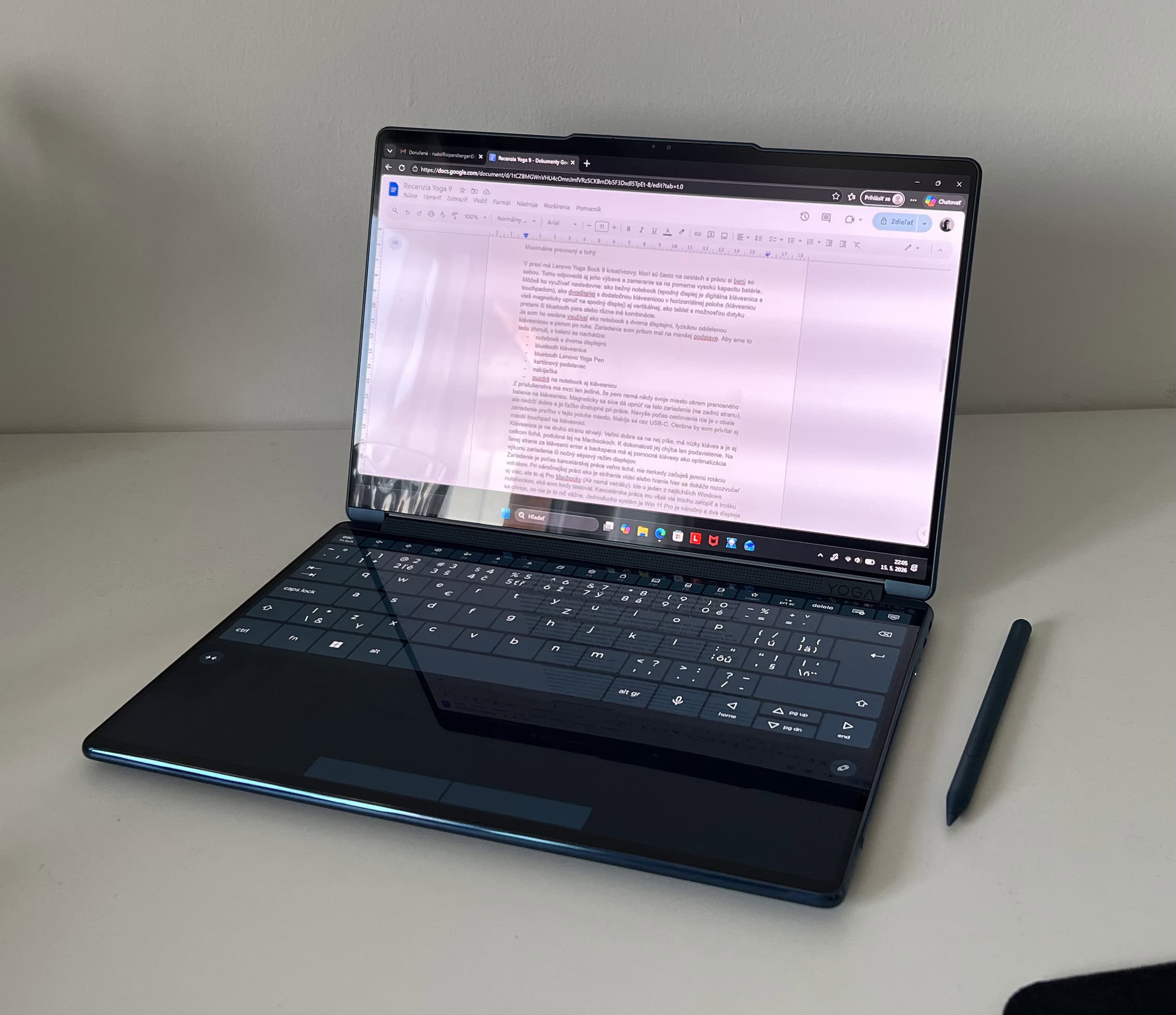 Spodný displej ako dotyková klávesnica a touchpad