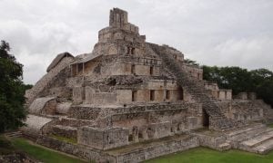 Mayská pyramída a ruiny starovekého mesta v Guatemale.