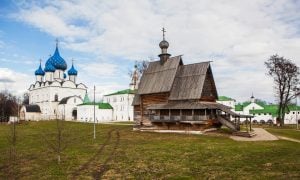 Historické drevené a pravoslávne stavby v ruskom Suzdale.