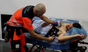 Lekár vykonáva ultrazvukové vyšetrenie pomocou prenosného prístroja.