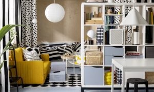 Obývací priestor s otvorenými policami a úložnými boxmi IKEA.