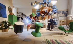 Obývačka s herným setupom a zelenou stoličkou v tvare thumbsticku z kolekcie IKEA a Xbox.