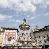 Piazza Duomo s Neptúnovou fontánou v Trente