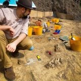 Práca s archeologickými nálezmi si vyžaduje dávku opatrnosti. (Zdroj: Archív Pavla Crofta)