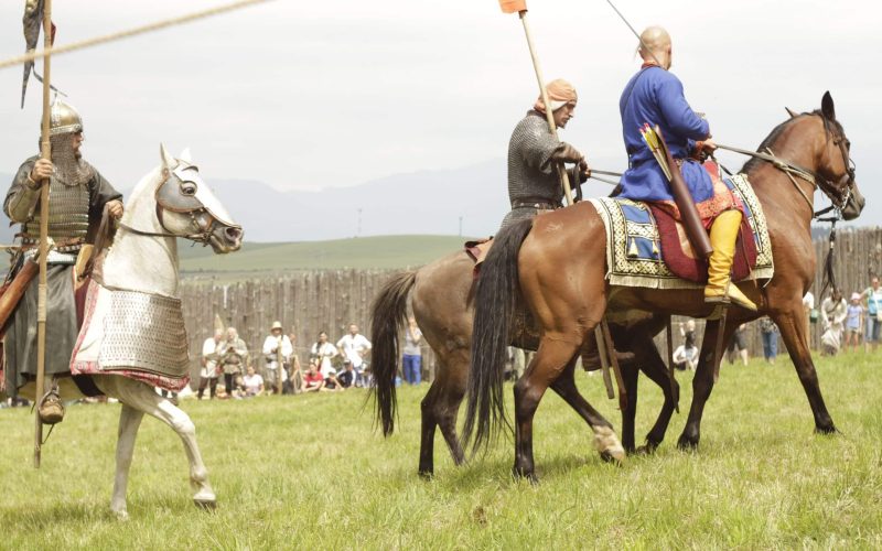 účastníci festivalu v historických kostýmoch na koňoch